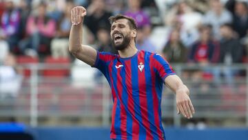 Llorente, protestando