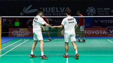 Carlos Piris y Joan Monroy, durante un partido de dobles en los Mundiales de B&aacute;dminton de Huelva.