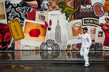 Coach es una marca de lujo estadounidense fundada en 1941 en Nueva York por un grupo de seis artesanos especializados en cuero. Inicialmente, se enfocó en la fabricación de billeteras y carteras de cuero hechas a mano, pero con el tiempo expandió su catálogo para incluir bolsos, accesorios y ropa. En los años 60, la diseñadora Bonnie Cashin fue clave en la transformación de Coach, aportando una visión audaz con colores vibrantes y diseños innovadores. La marca se consolidó como un referente del lujo accesible, combinando calidad artesanal con un estilo moderno y funcional. Hoy en día, Coach forma parte del grupo Tapestry Inc., junto con otras marcas de moda como Kate Spade y Stuart Weitzman. Su enfoque sigue siendo la artesanía de alta calidad y el diseño inspirado en la energía de Nueva York.