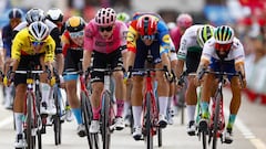 Geoffrey Soupe, con barba, bate a Ourluis Aular (de amarillo), venezolano del Caja Rural, y a Edward Theuns (caso rojo), en el esprint de Oliva, meta de la séptima etapa de la Vuelta a España. Foto:  Sprint Cycling Agency