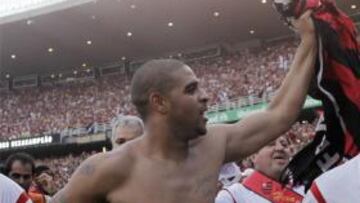 Los 106 kg de Adriano preocupan a Dunga