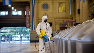 Trabajos de desinfecci&oacute;n por coronavirus en la estaci&oacute;n de Constituci&oacute;n de Buenos Aires