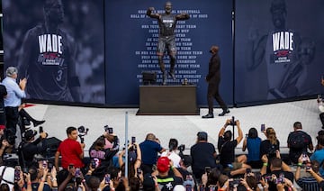 Oscar León y Omri Amrany, han sido los autores de la estatua de Wade que estará a las afueras del pabellón de los Miami Heat. En la imagen se puede ver al exjugador haciendo una famosa celebración después de anotar un lanzamiento ganador, señalando el parqué como queriendo decir "esta es mi casa". Wade jugó en Miami 15 temporadas ganando tres anillos (2006, 2012 y 2013), siendo MVP de la final en el primero, fue 13 veces All Star y estuvo en ocho ocasiones en los mejores quintetos de la NBA. El año pasado fue incluido en el Hall of Fame.