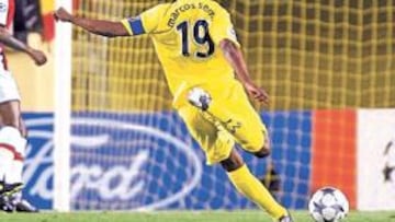 <b>CAÑONAZO DE ESPERANZA.</b> Marcos Senna se dispone a engatillar el balón en un fuerte disparo que se coló por la escuadra y supuso el 1-0 que daba alegría a los amarillos.