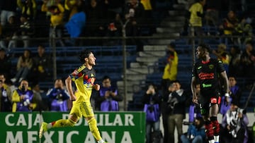 America's US forward #10 Alejandro Zendejas (L) celebrates scoring his team's first goal during the Liga MX Clausura match between America and Juarez at Ciudad de los Deportes Stadium in Mexico City on March 4, 2026. (Photo by Yuri CORTEZ / AFP)