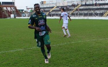 Miguel Borja recibe el consejo de un colombiano de cuarta división