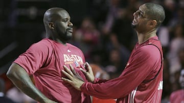 Shaquille O'Neil of the Phoenix Suns reacts to San Antonio Spurs Tim Duncan (R) after making a half court shot during practice at the NBA All-Star basketball weekend in Phoenix, Arizona, February 14, 2009. REUTERS/Jessica Rinaldi (UNITED STATES)