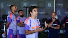 La primera charla de Meneghini a los juveniles de la U: “Un minuto acá...”