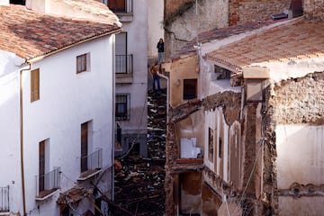 Un hombre se encuentra cerca de los escombros después de que las fuertes lluvias provocaran inundaciones, en Letur, España.