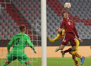 Müller anotó de cabeza el 1-0.
