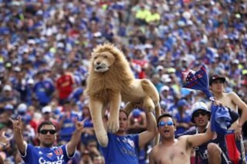 Los hinchas apoyan en el partido de Universidad de Chile con Barnechea.