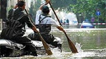 <B>RIESGO</B>. La población se ha movilizado para evitar más inundaciones.