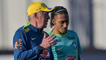 Brazil's Italian coach Carlo Ancelotti (L) chats with Brazil's forward Raphinha during a training session in Sao Paulo, on June 2, 2025, ahead of the FIFA World Cup 2026 qualifier football match against Ecuador on June 5. (Photo by Nelson ALMEIDA / AFP)