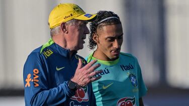 Raphinha y Ancelotti, en un entrenamiento de Brasil.