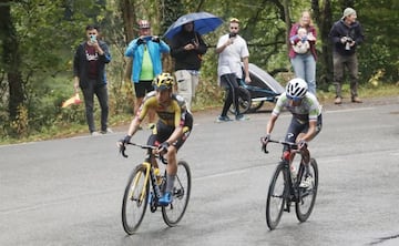 Primoz Roglic y Egan Bernal ruedan juntos durante su escapada en la exigente etapa de los Lagos de Covadonga.