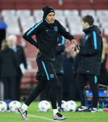 ARA1- LONDRES (R. UNIDO), 22/02/2016.- El delantero brasileño del FC Barcelona Neymar participa en el entrenamiento del equipo en el Emirates stadium de Londres, Reino Unido, hoy lunes 22 de febrero del 2016. El FC Barcelona se enfrenta mañana al Arsenal en un partido de ida de los octavos de final de la Liga de Campeones. EFE/Andy Rain