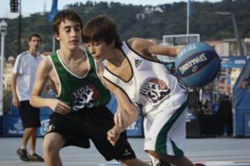 Dos jóvenes jugadores compitiendo en el NBA 3X de Bilbao.