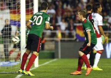 El delantero del Athletic Aritz Aduriz celebra con su compañero, Iker Muniain el gol marcado al Rayo Vallecano, el primero del equipo, durante el partido correspondiente a la quinta jornada de Liga de Primera División que disputan en el estadio de Vallecas.
