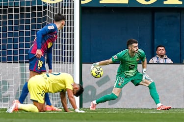 El portero del Barcelona ha vuelto a punto. Sus paradas permitieron a su equipo superar al Villarreal. Los delanteros amarillos habrán soñado con él.