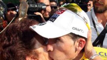 <b>EMOCIONES. </b>Teresa Candil se lanza a besar a su hijo, Carlos, rodeado de medios de comunicación.