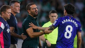 El técnico del Getafe, José Bordalás (c), protesta tras ser explusado durante el encuentro correspondiente a la tercera jornada de LaLiga que disputan hoy miércoles Betis y Getafe en el estadio Benito Villamarín de Sevilla.