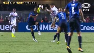 Everton se ganó la roja con esta patada criminal a Enzo Díaz