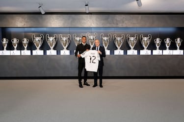 Alexander-Arnold y Florentino Pérez durante la presentación. 