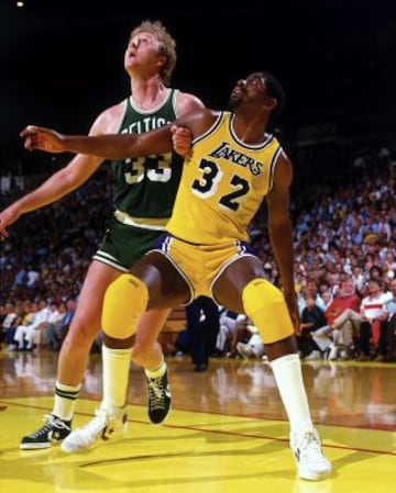 Bird y Magic. Celtics y Lakers. Verde y dorado. Una rivalidad que se trasladó, año a año, a unas camisetas que prácticamente no han cambiado.