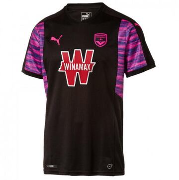 Es el tercer jersey del equipo para la temporada 2017-2018.
El violeta debajo de las axilas hacen que esté en la lista de las camisetas deportivas más feas del mundo.