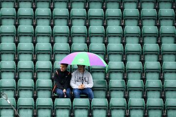 Dos aficionados, únicos espectadores en una de las pistas de Wimbledon.