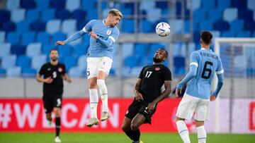 Uruguay's midfielder Federico Valverde (L) and Canada's forward Cyle Larin vie for the ball during the friendly football match between Canada and Uruguay in Bratislava, Slovakia on September 27, 2022. (Photo by VLADIMIR SIMICEK / AFP)