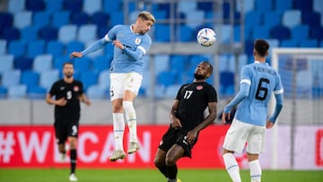 Uruguay's midfielder Federico Valverde (L) and Canada's forward Cyle Larin vie for the ball during the friendly football match between Canada and Uruguay in Bratislava, Slovakia on September 27, 2022. (Photo by VLADIMIR SIMICEK / AFP)