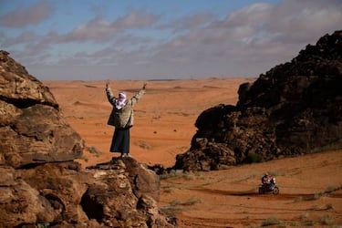 Un seguidor anima a los motoristas durante el Rally Dakar 2023. 