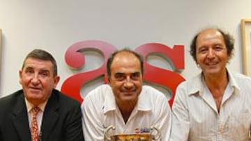 <b>EN LA REDACCIÓN. </b>Javier Loinaz, Paco Parrilla y Juan Hernández (de izquierda a derecha) llegaron cargados a AS con todos los trofeos y réplicas de su colección personal.