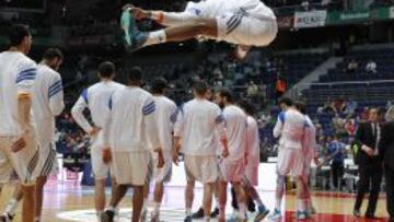 CALENTANDO. Marcus Slaughter realiza su espectacular vuelo de calentamiento antes de los partidos. El Bar&ccedil;a-Madrid de hoy servir&aacute; como gran ensayo para la Final Four.
 