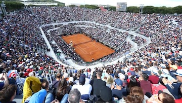 Los Internazionali d'Italia, un Masters y WTA 1.000, se celebran en el impresionante recinto del Foro Itálico de Roma, inaugurado en 1932 como Foro Mussolini en honor del dictador. El Estadio Olímpico, el Estadio de los Mármoles (con 64 estatuas de deportistas de cuatro metros de altura) o la espectacular 'Centrale' de tenis merecen ya de por sí una visita más allá del deporte. Una pista también con estatuas y bancada de mármol blanco que ha visto muchas batallas de gladiadores con raqueta. Como las de Rafa Nadal, con diez títulos.