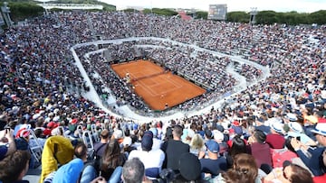 Los Internazionali d'Italia, un Masters y WTA 1.000, se celebran en el impresionante recinto del Foro Itálico de Roma, inaugurado en 1932 como Foro Mussolini en honor del dictador. El Estadio Olímpico, el Estadio de los Mármoles (con 64 estatuas de deportistas de cuatro metros de altura) o la espectacular 'Centrale' de tenis merecen ya de por sí una visita más allá del deporte. Una pista también con estatuas y bancada de mármol blanco que ha visto muchas batallas de gladiadores con raqueta. Como las de Rafa Nadal, con diez títulos. 