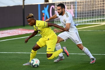 Dani Carvajal con Samuel Chukwueze.