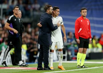 Saludo entre Lucas Vázquez y Bordalás.