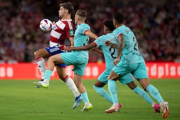 Lucas Boyé controla un balón ante Fermín.