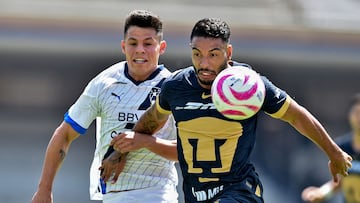 Monterrey's midfielder Arturo Alfonso Gonzalez (L) and Pumas' Brazilian defender Nathan Silva fight for the ball during the Mexican Apertura football tournament match at the Olimpico Universitario stadium in Mexico City, on October 22, 2023. (Photo by Rodrigo Oropeza / AFP)