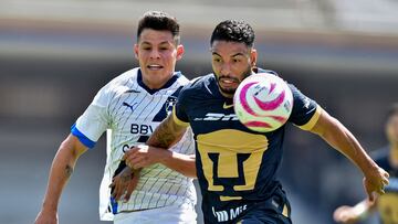 Monterrey's midfielder Arturo Alfonso Gonzalez (L) and Pumas' Brazilian defender Nathan Silva fight for the ball during the Mexican Apertura football tournament match at the Olimpico Universitario stadium in Mexico City, on October 22, 2023. (Photo by Rodrigo Oropeza / AFP)