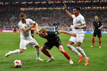 Ivan Strinic entre Kieran Trippier y Jesse Lingard.