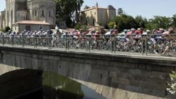 Contador pierde 1'20 en una caída; Gilbert, primer líder