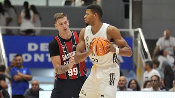 Walter Tavares, con el balón, contra Samanic.
