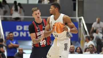 Walter Tavares, con el balón, contra Samanic.