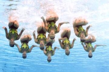 Equipo Italiano compitiendo en la final femenina de natación sincronizada en el Campeonato Mundial de natación en Kazán