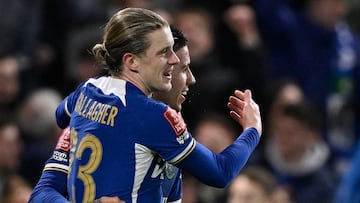 Conor Gallagher y Enzo Fernández, jugadores del Chelsea, celebran el gol anotado por el inglés ante el Leeds United en FA Cup.