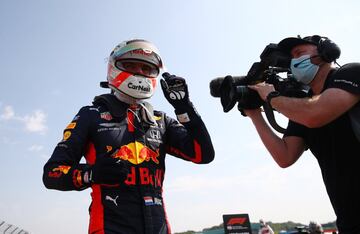 Con gomas m芍s blandas, Red Bull supo jugar a las estrategias ganadoras frente a Mercedes y Max Verstappen se impuso sobre Hamilton y Bottas. Fue m芍s largo y le sentaron mejor todos los compuestos al RB16. Adem芍s, gan車 con todas las letras, con superioridad mec芍nica, por un momento pareci車 que los de Brackley tendr赤an rivales en 2020. Pero fue un espejismo en la segunda carrera de Silverstone.