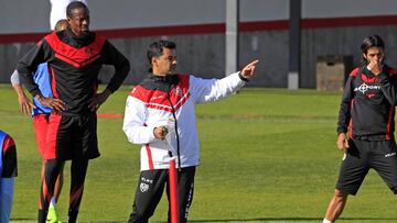 M&iacute;chel, entrenador del Rayo Vallecano, dando instrucciones durante un entrenamiento.